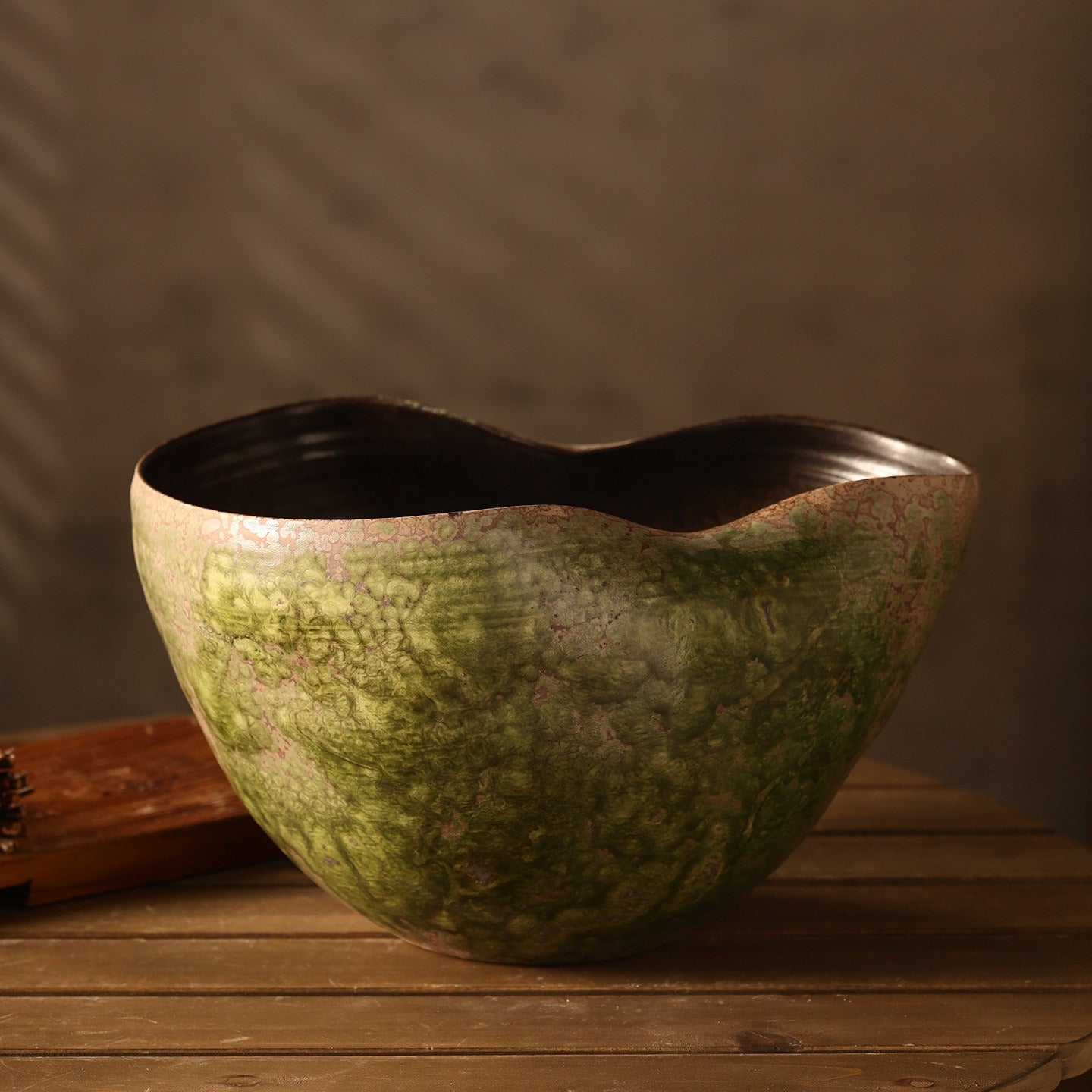 Hand-Thrown Moss Planter — Gourd Silhouette, Wavy Rim